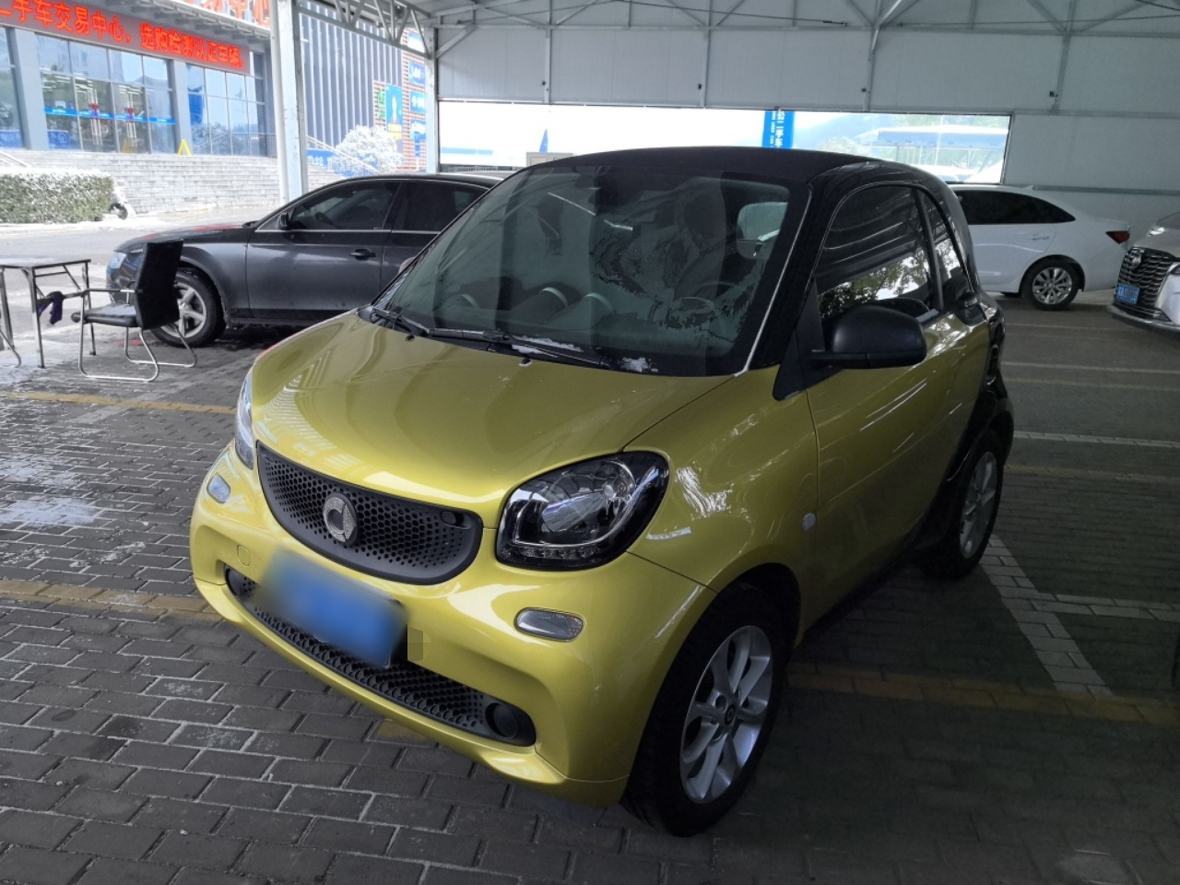 Под передней частью автомобиля