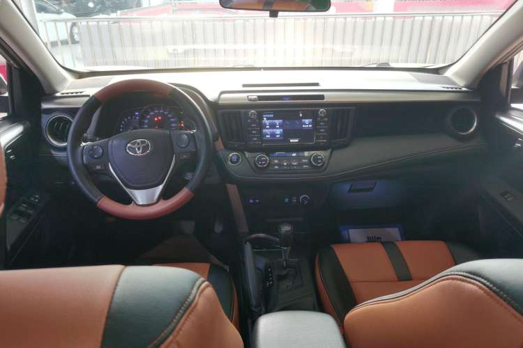 Used Toyota RAV4 2016 2.0L CVT Two-Wheel Drive Fashion Edition China V Standard
