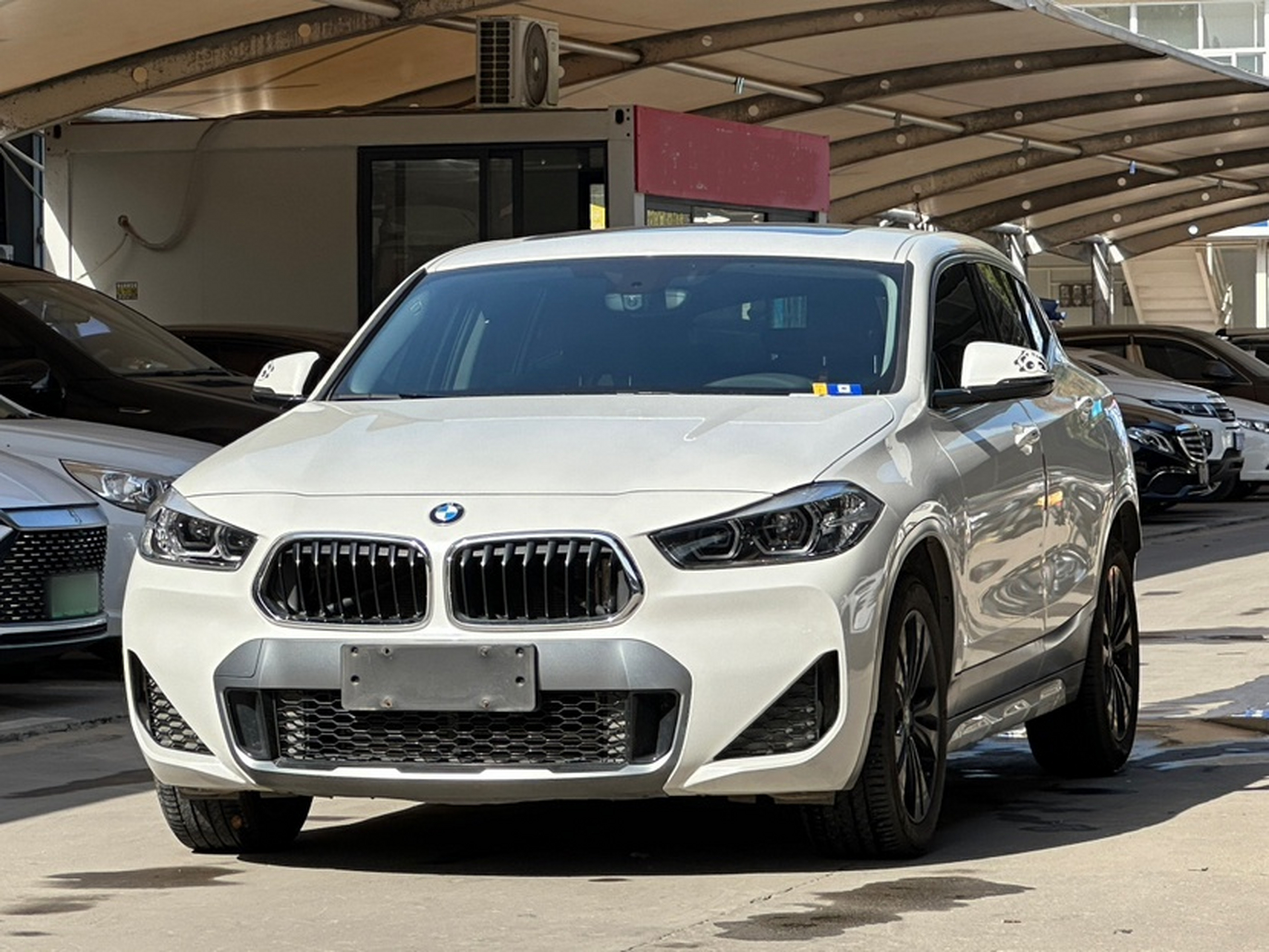 Под передней частью автомобиля