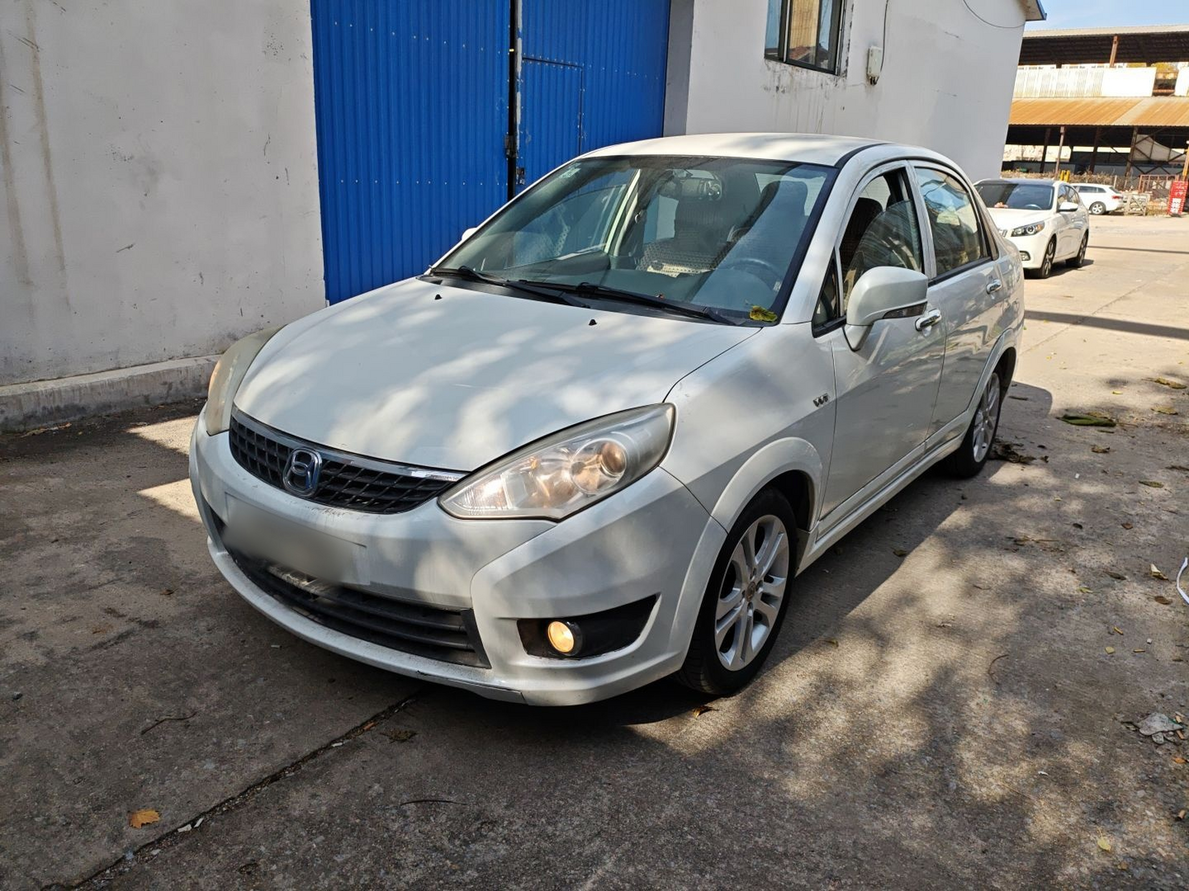 Под передней частью автомобиля