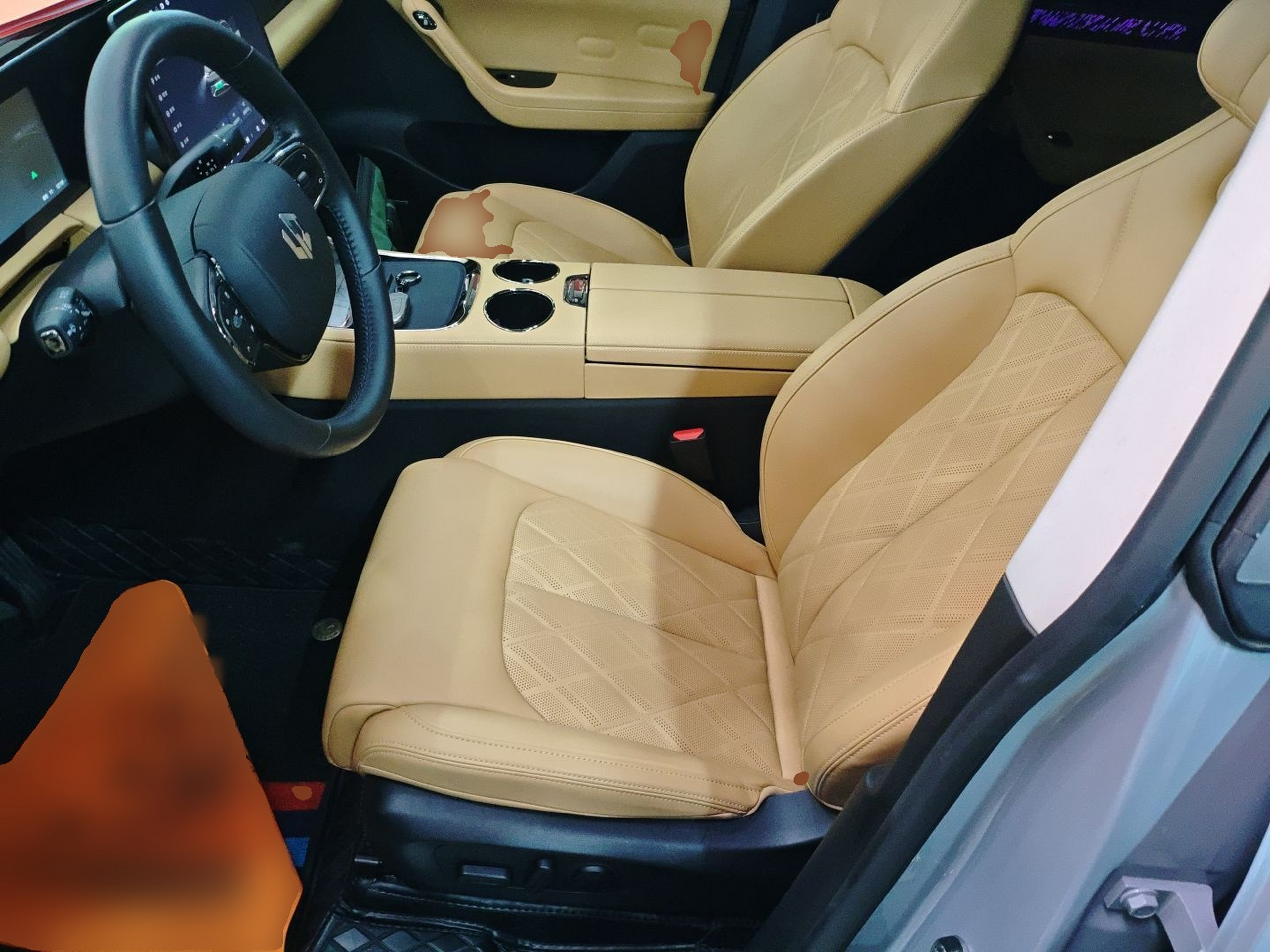 المقاعد الأمامية داخل السيارة