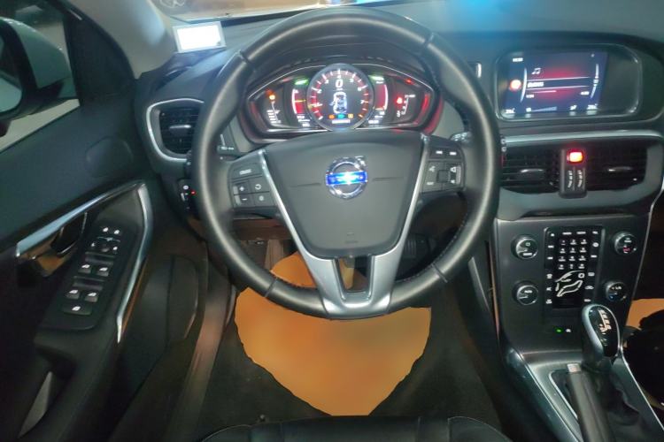 Used Volvo V40 2016 T3 Zhiyi Edition
