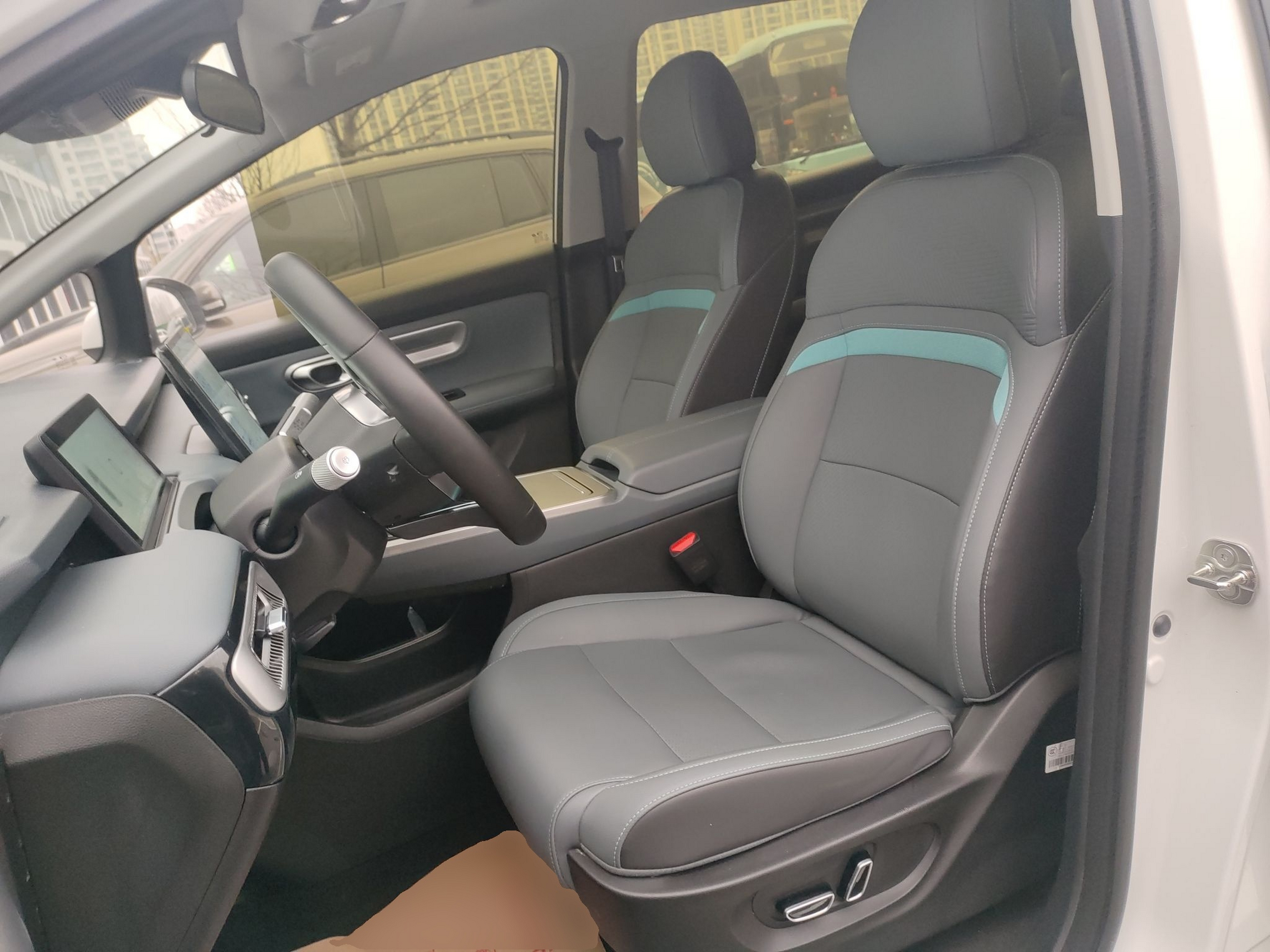 المقاعد الأمامية داخل السيارة