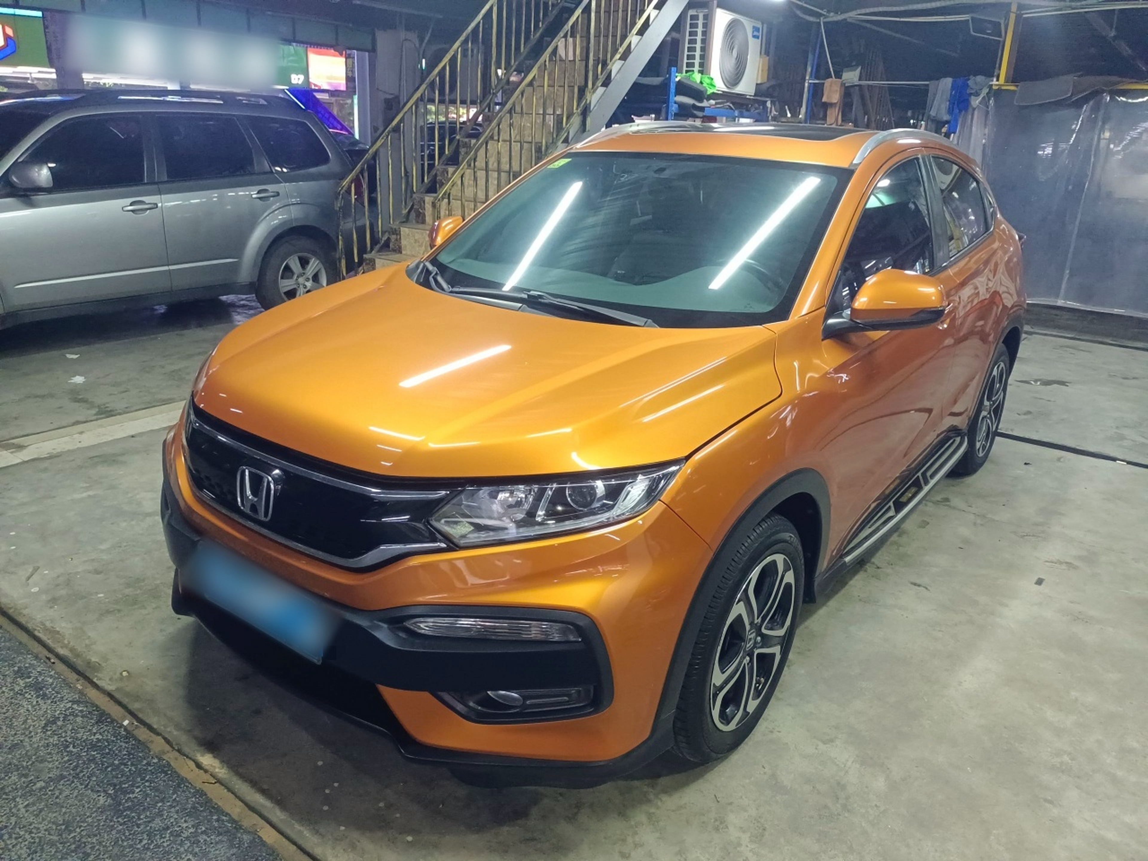 تحت مقدمة السيارة