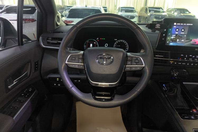 Used Toyota Sienna 2024 2.5L Hybrid Platinum Edition