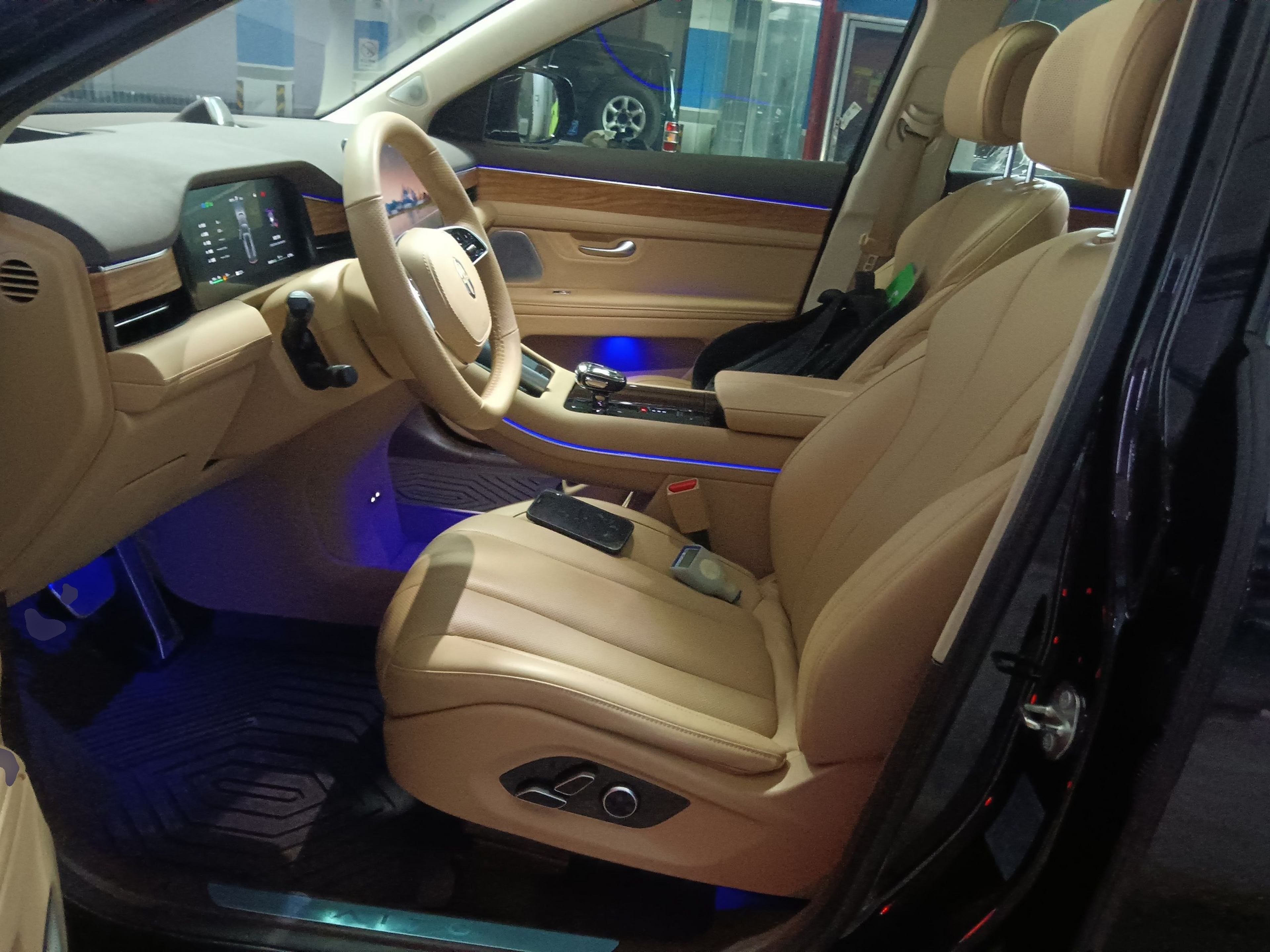 المقاعد الأمامية داخل السيارة