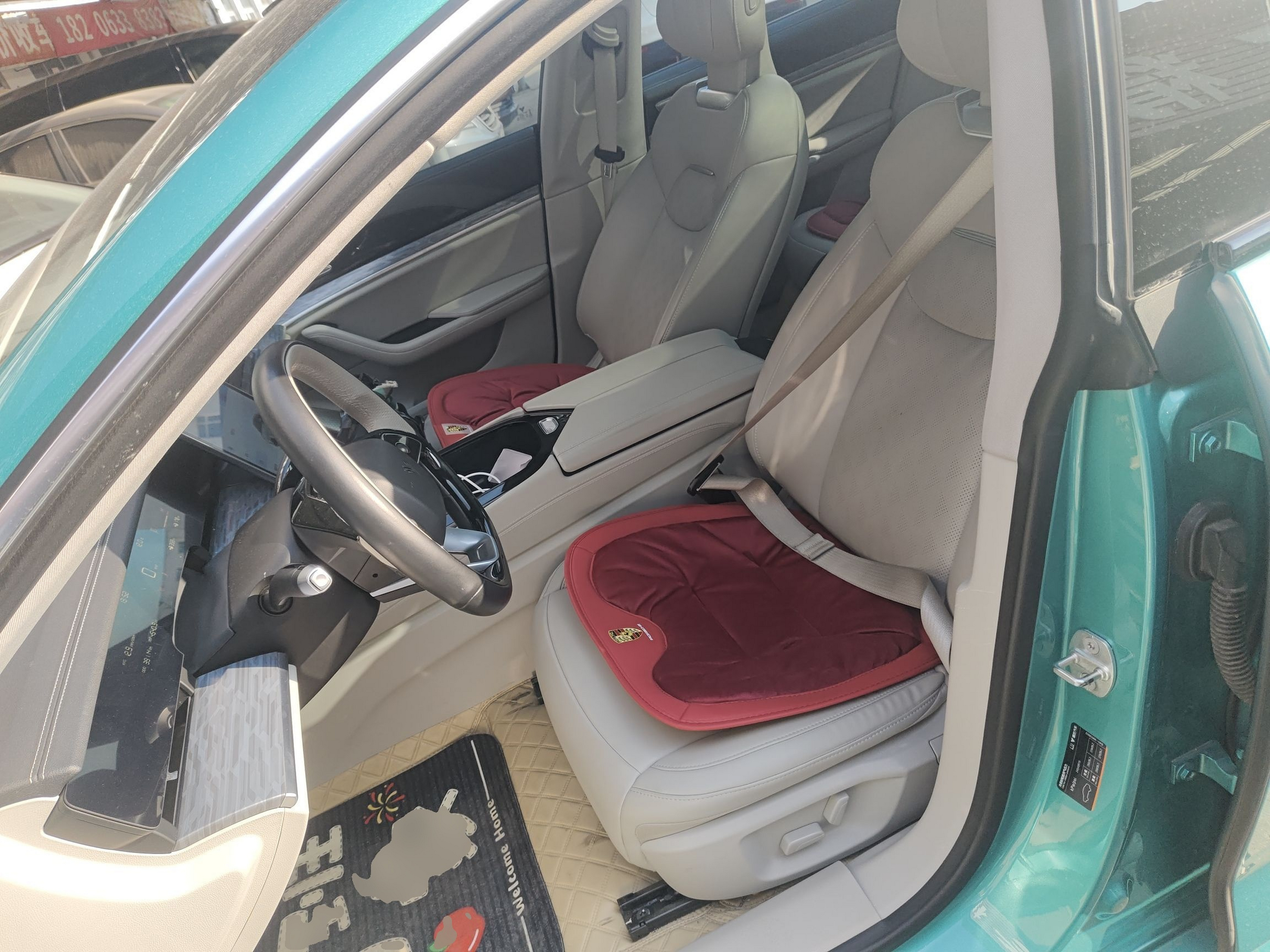 Переднее сиденье в автомобиле