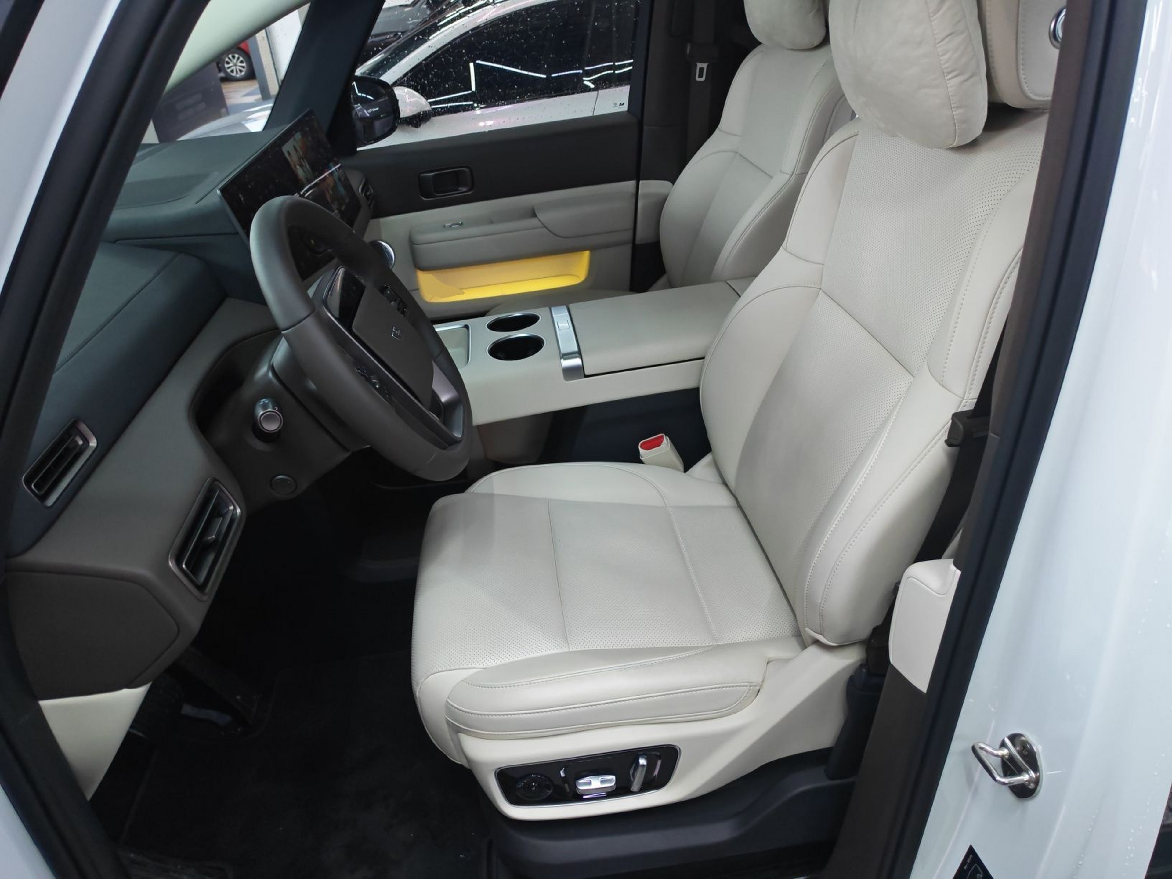 المقاعد الأمامية داخل السيارة