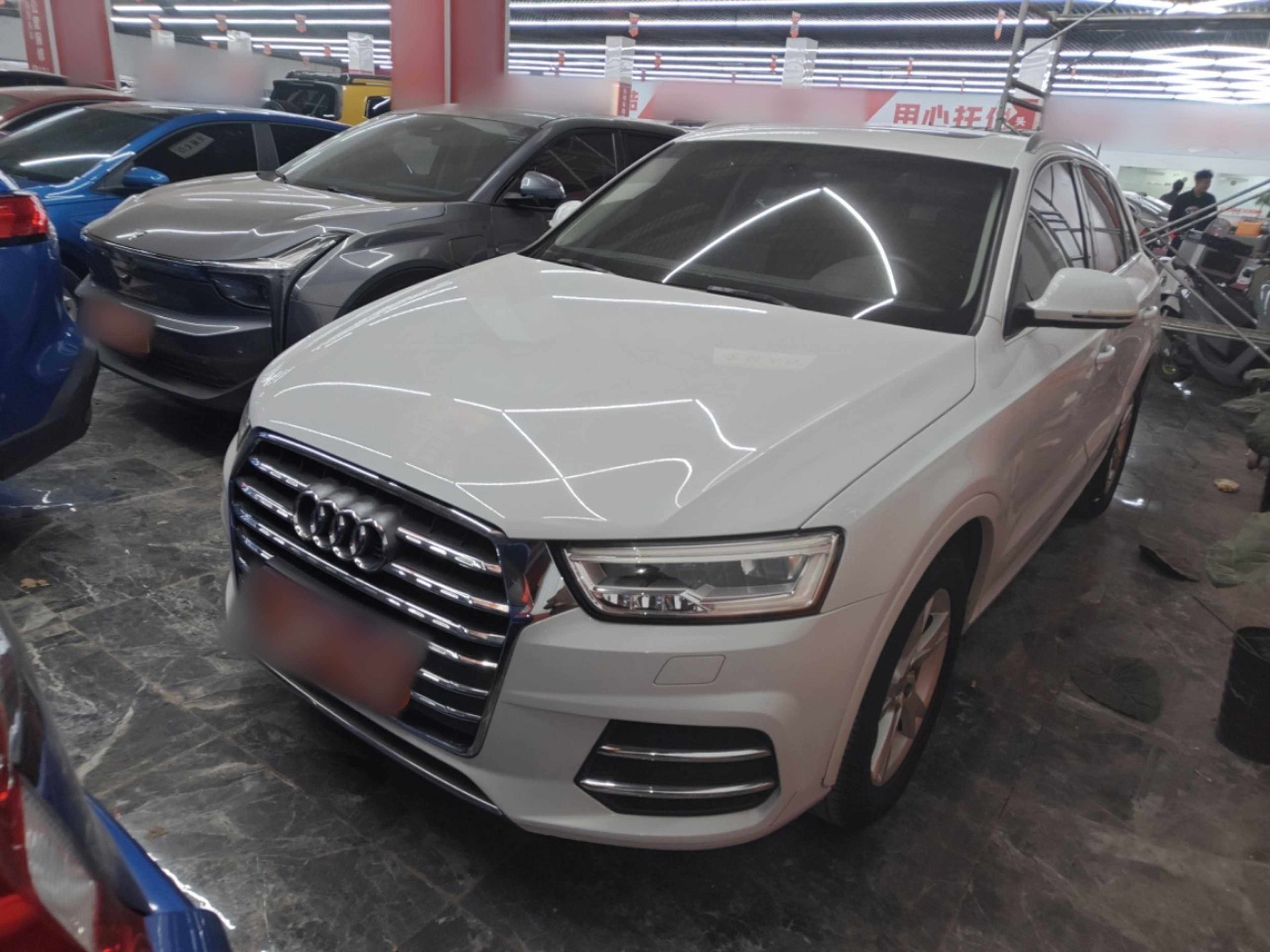 تحت مقدمة السيارة