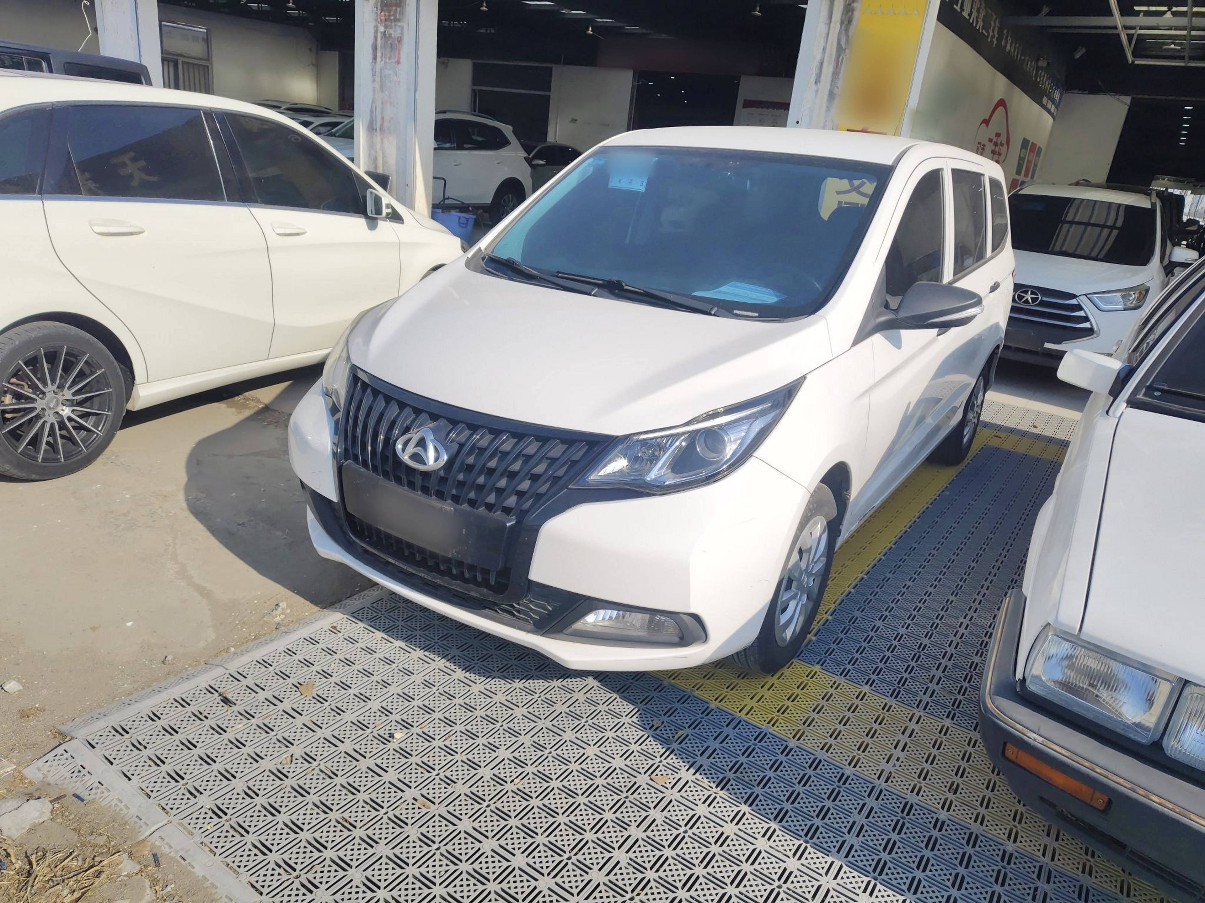 تحت مقدمة السيارة