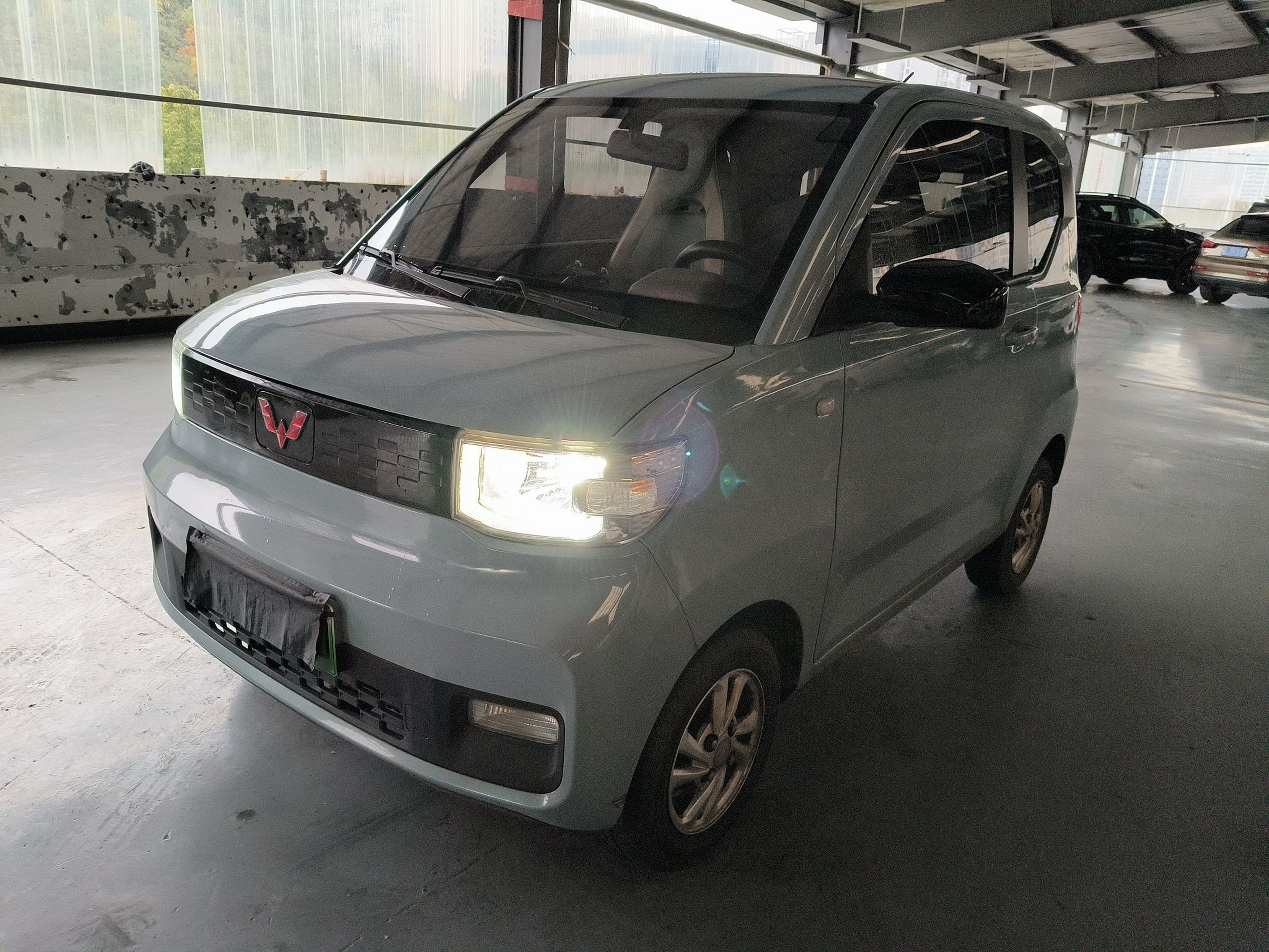 Под передней частью автомобиля