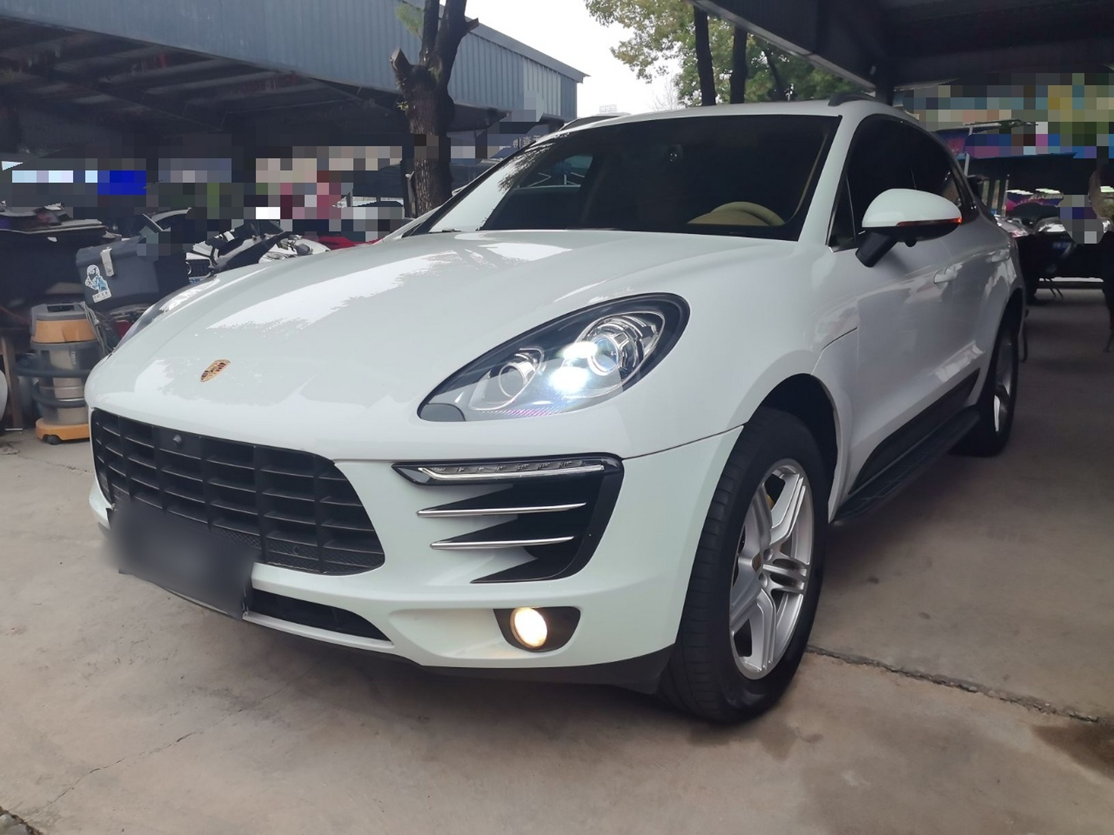 تحت مقدمة السيارة