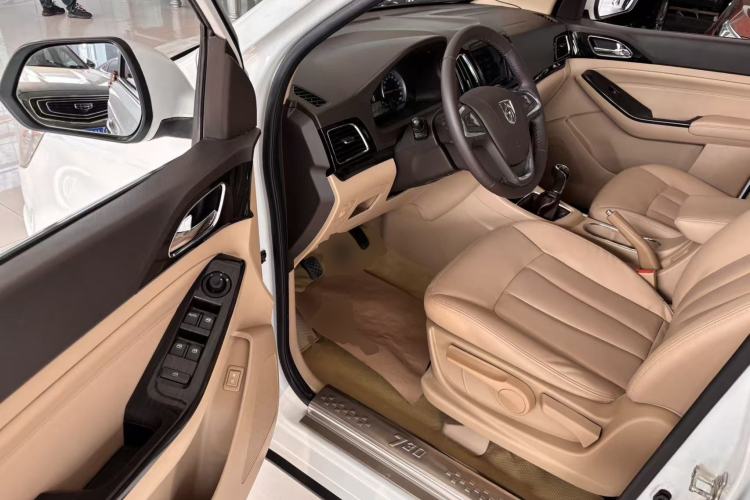 Used Baojun 730 2014 1.5L Manual Luxury Navigation ESP Version 7 Seats
