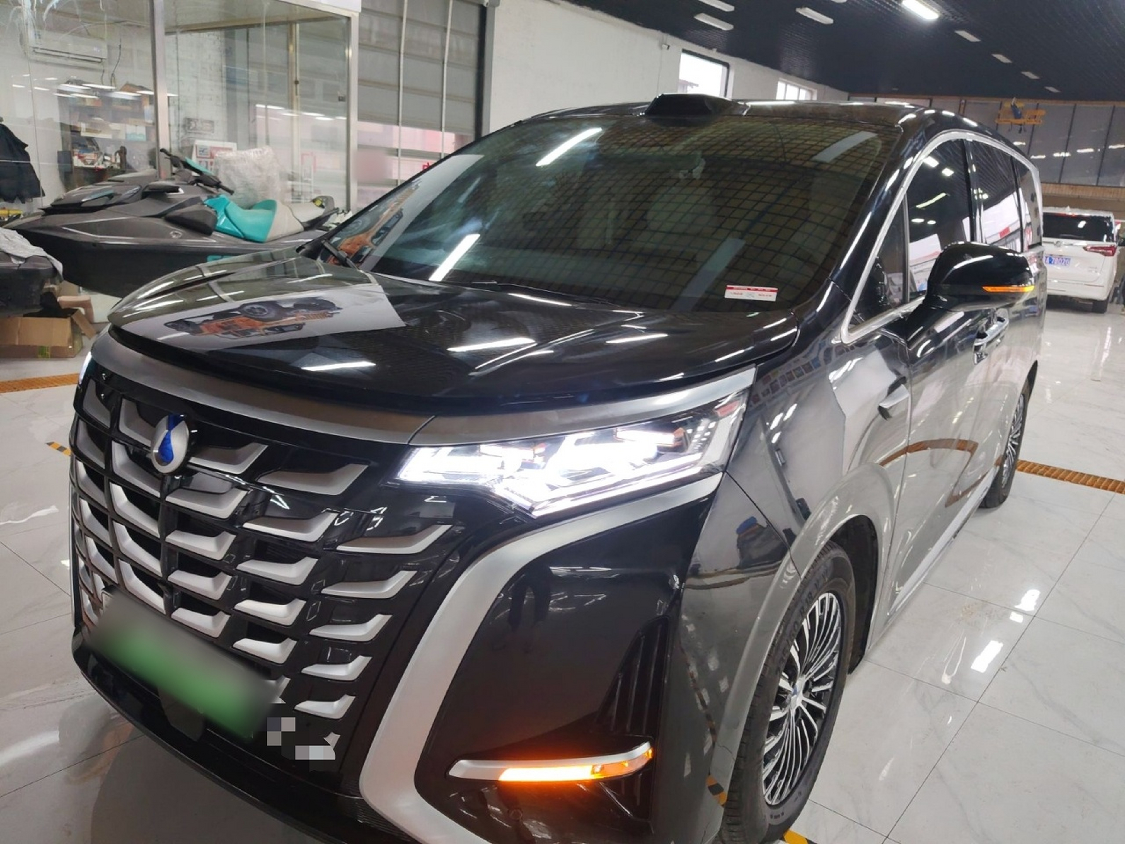 تحت مقدمة السيارة