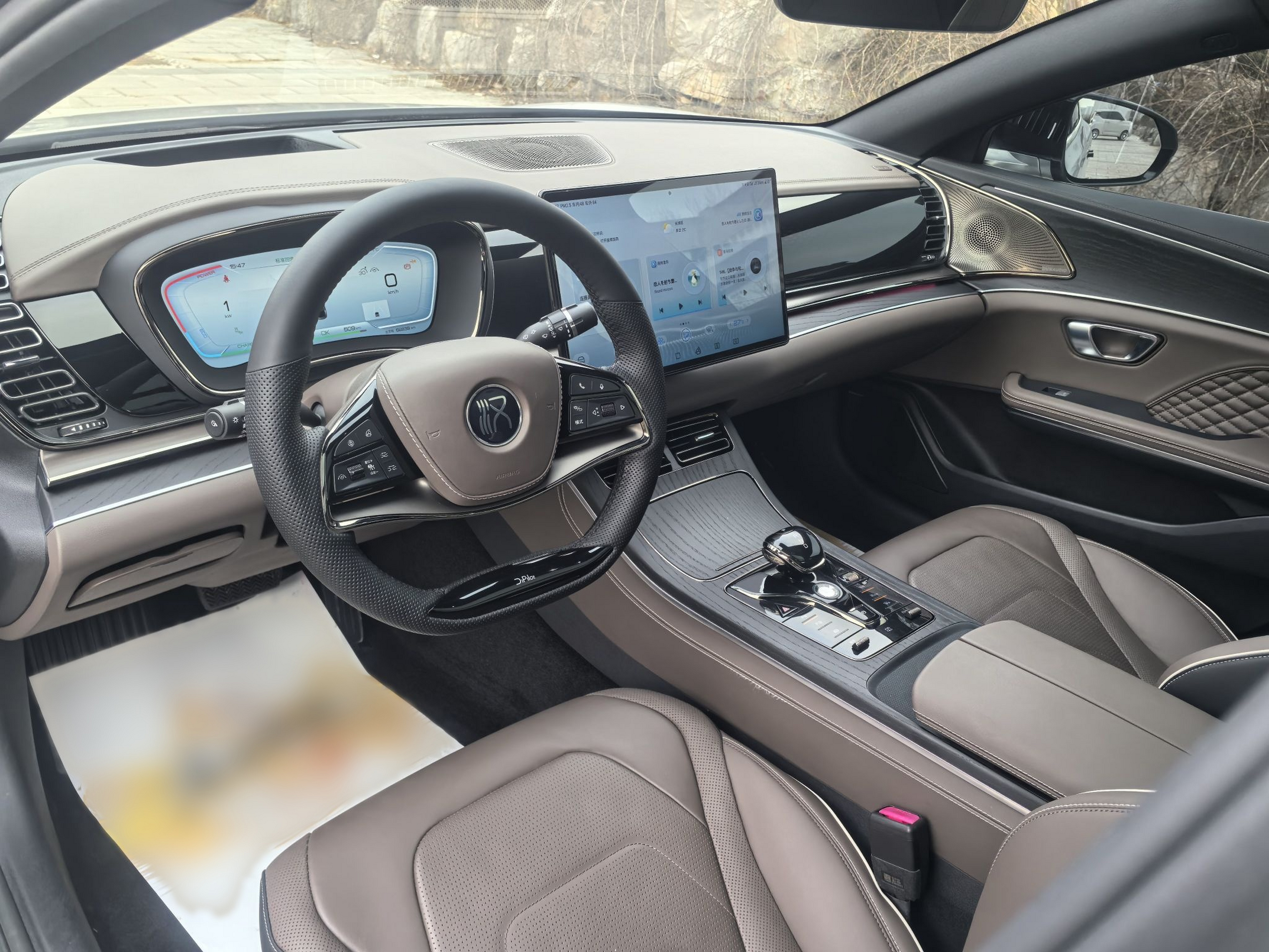 Переднее сиденье в автомобиле