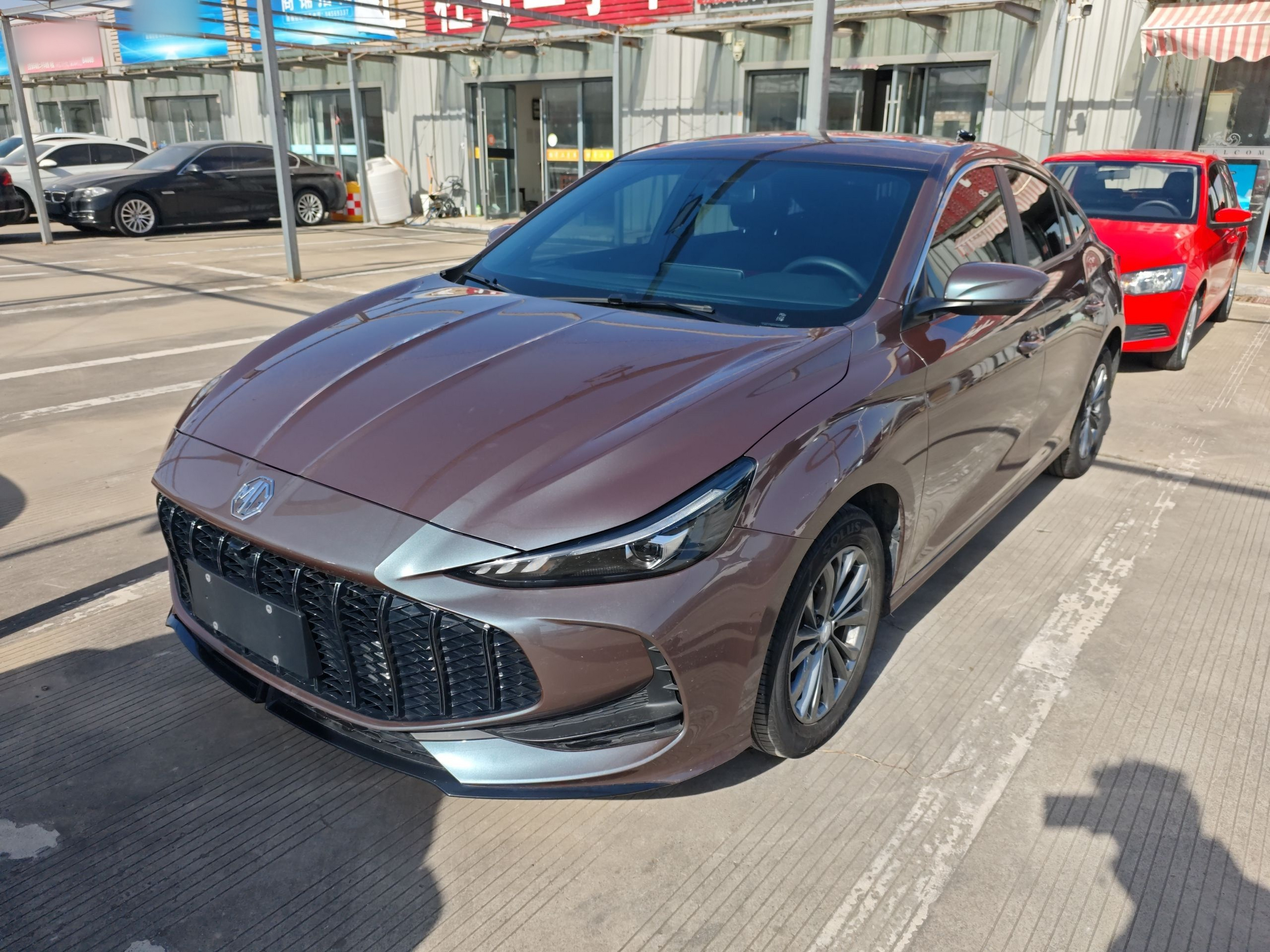 تحت مقدمة السيارة