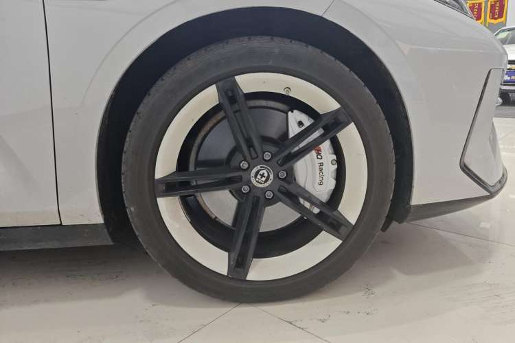 Used  E8 2024 550 km Range Rear-Wheel-Drive PRO
