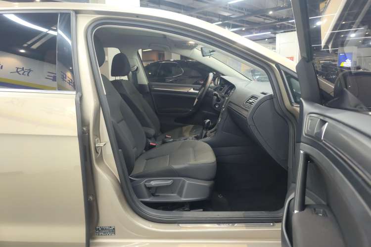 Used Volkswagen Golf 2016 230TSI Automatic Comfort Version
