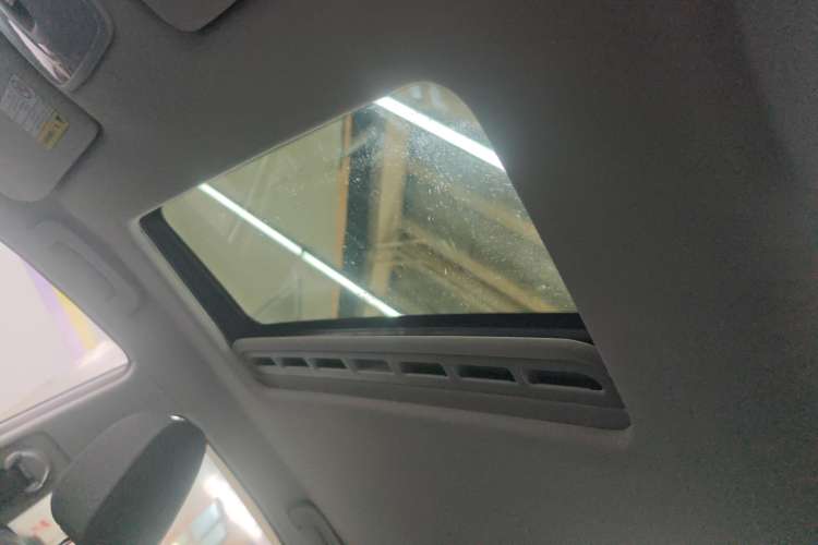 Used Roewe 350 2015 1.5L Automatic Luxury Sunroof Edition
