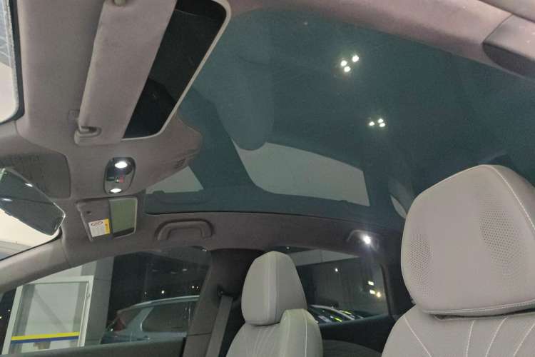 Used  E8 2024 550 km Range Rear-Drive MAX
