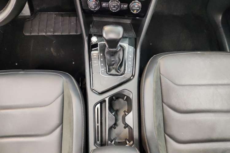 Used Volkswagen Tiguan L 2019 Revised 330TSI Automatic Two-Wheel Drive Smart & Luxury Edition China VI Standard
