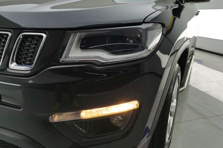 Used  Compass 2019 200T Automatic Family Edition - Connected Large Screen Version
