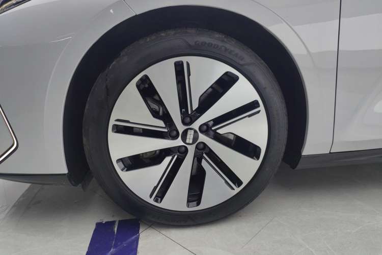 Used  E8 2024 550 km Range Rear-Drive MAX
