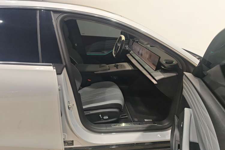 Used  E8 2024 550 km Range Rear-Drive MAX
