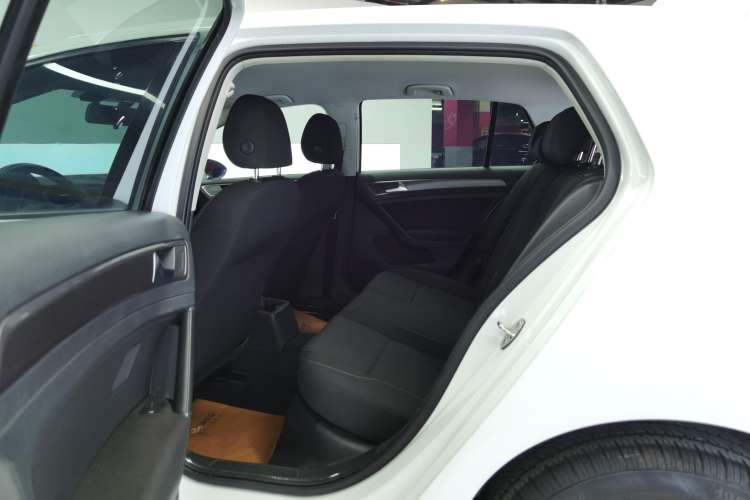 Used Volkswagen Golf 2016 1.6L Automatic Fashion Model
