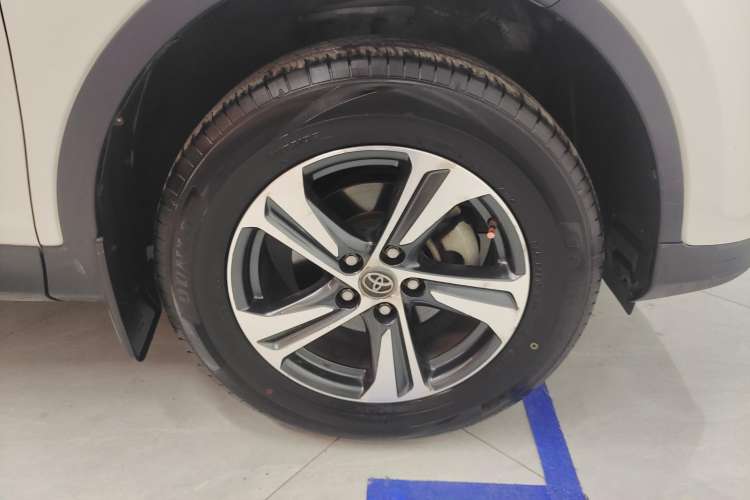 Used Toyota RAV4 2015 2.0L CVT Two-Wheel Drive Fashion Edition
