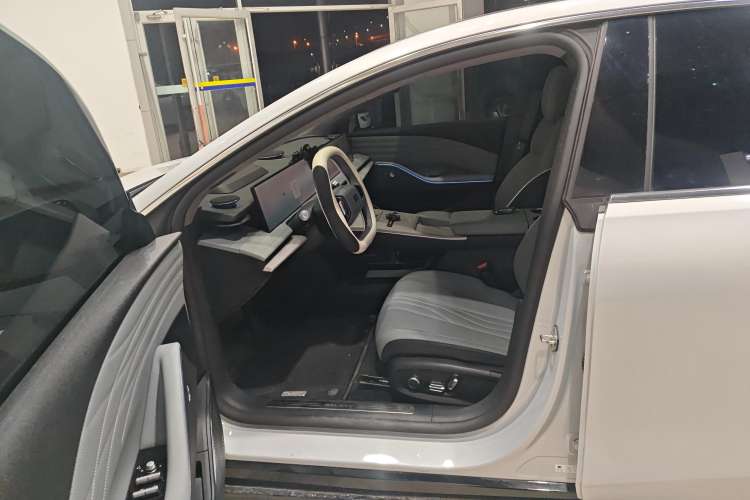 Used  E8 2024 550 km Range Rear-Drive MAX
