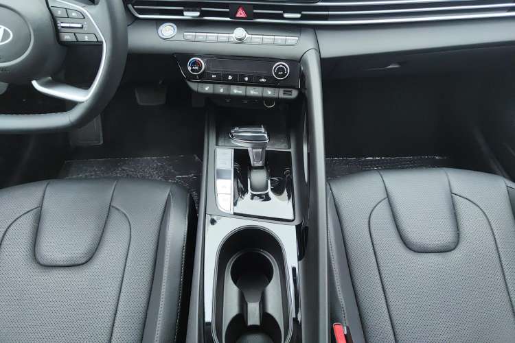 Used Hyundai Elantra 2023 1.5L CVT LUX Prestige Edition
