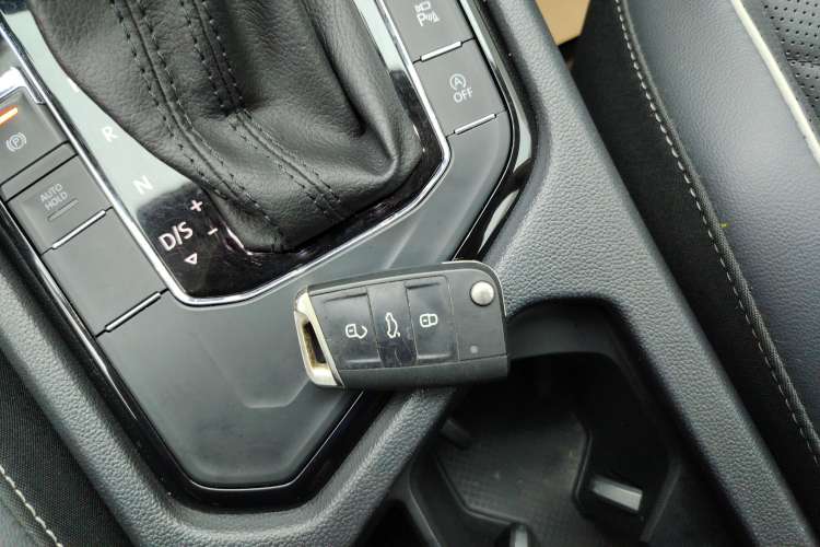 Used Volkswagen Tiguan L 2019 Restyled 330TSI Automatic Two-Wheel Drive R-Line Flagship Version China VI Standard
