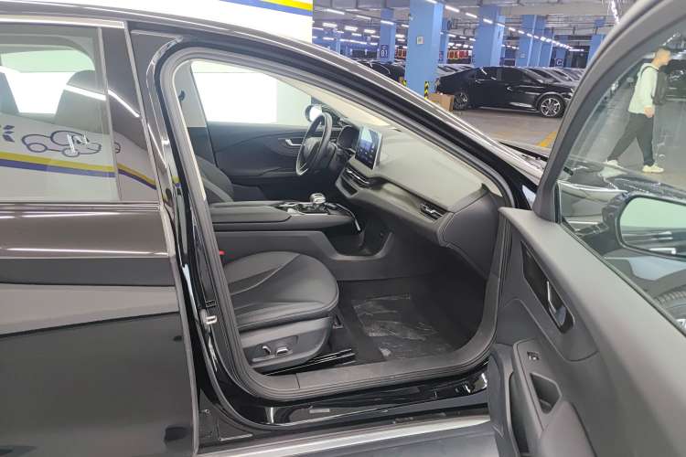 Used Hongqi E-QM5 2023 Base Travel Edition
