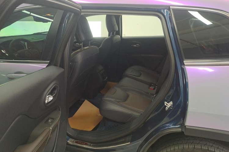 Used  Cherokee 2020 2.0L Two-Wheel Drive Classic Sports Edition
