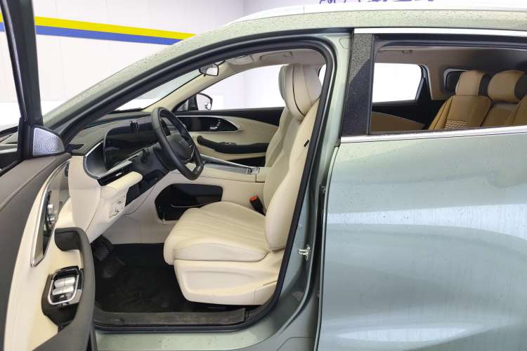 Used  Lingyun 2024 300T Two-Wheel Drive Starlight Edition
