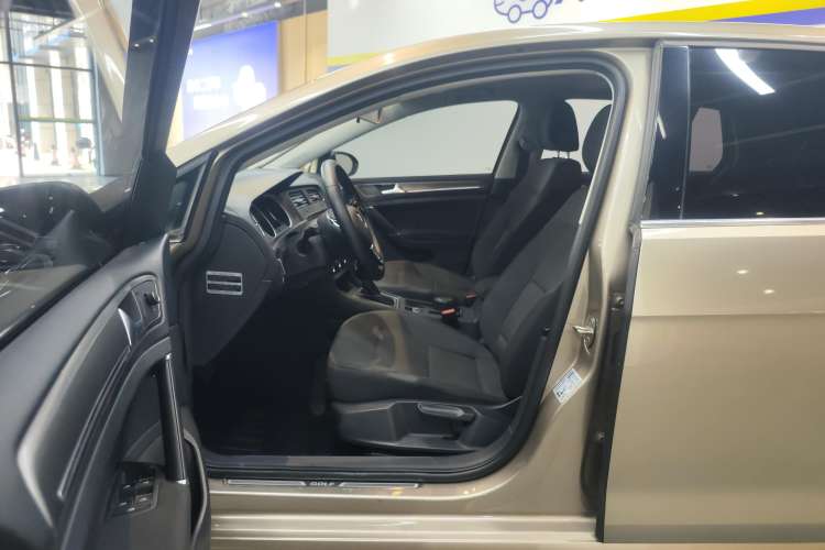 Used Volkswagen Golf 2016 230TSI Automatic Comfort Version
