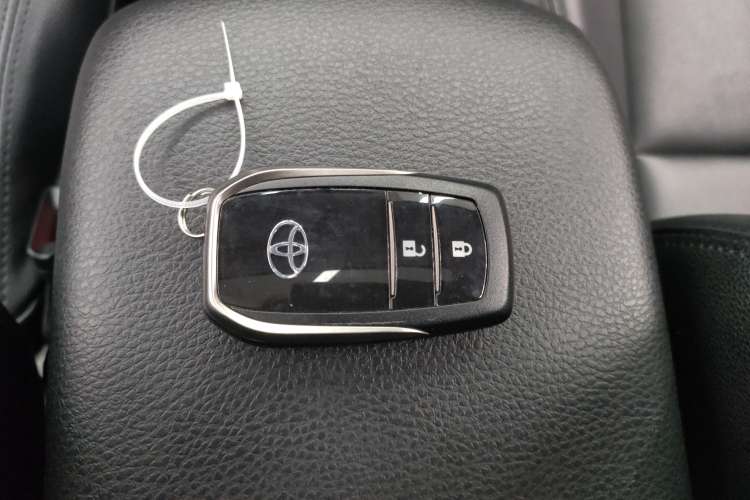 Used Toyota RAV4 2019 2.0L CVT Two-Wheel Drive Luxury Version China VI Standard