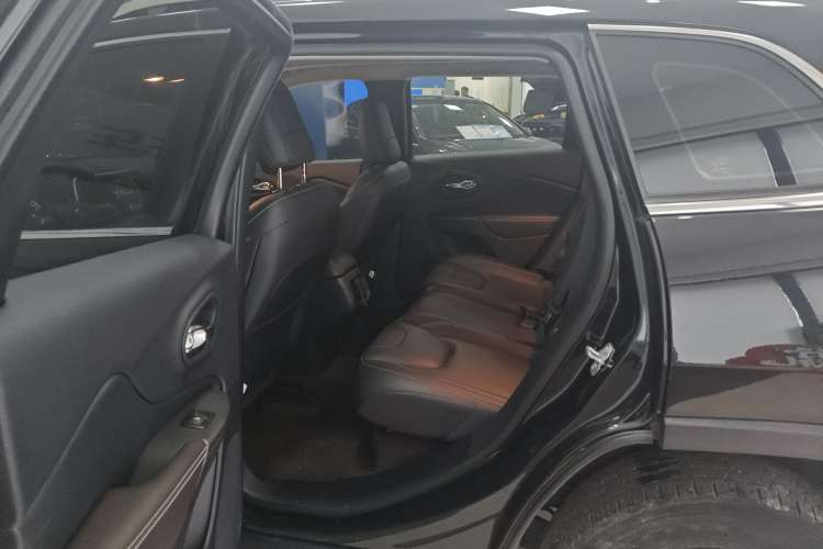 Used  Cherokee 2020 2.0L Two-Wheel Drive Classic Sports Edition
