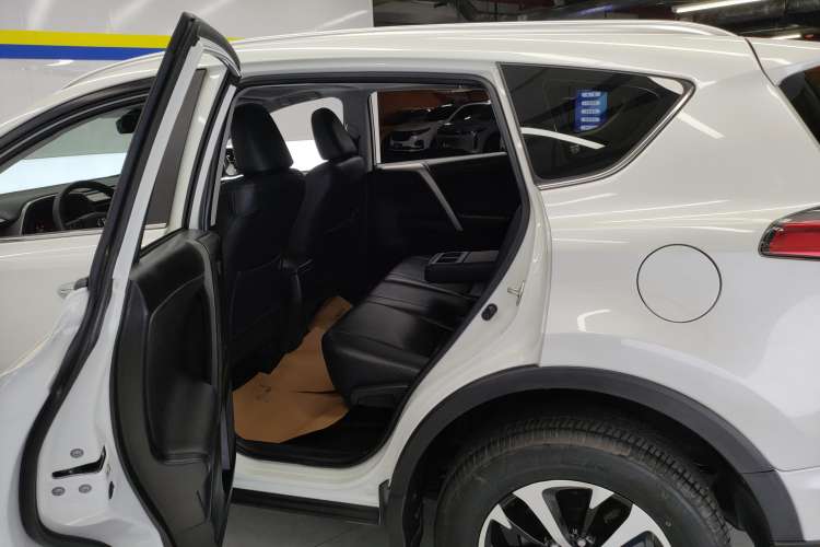 Used Toyota RAV4 2019 2.0L CVT Two-Wheel Drive Luxury Version China VI Standard