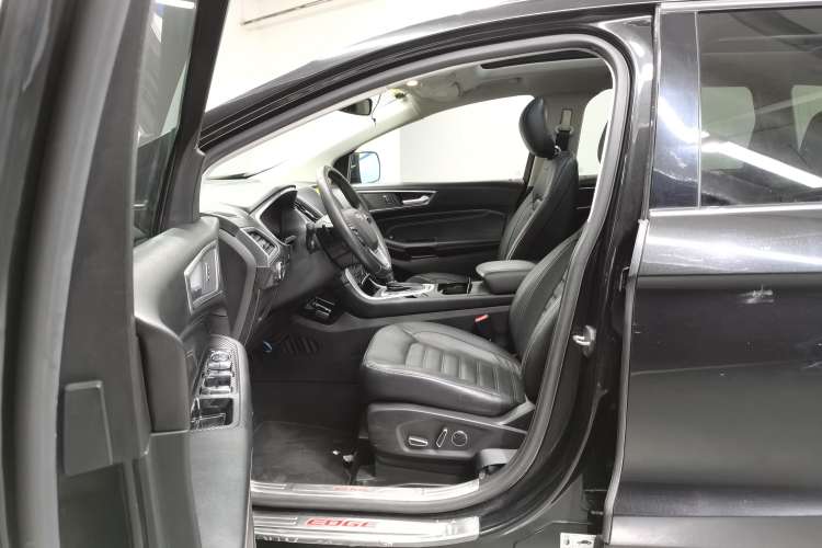 Used Ford Edge 2015 2.0T GTDi Two-Wheel-Drive High-Line Version
