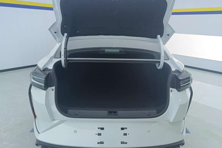 Used Dongfeng Aeolus Yixuan 2023 Mach Edition 1.5L Automatic Chasing Shadow Version
