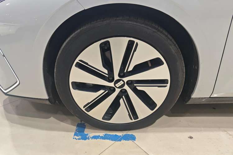 Used  E8 2024 550 km Range Rear-Drive MAX
