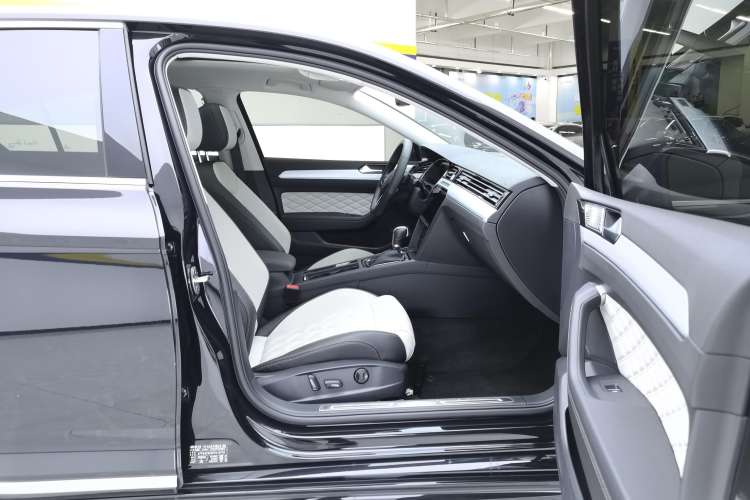 Used Volkswagen Magotan 2023 2 Million Units Commemorative Edition 330TSI DSG Luxury Version
