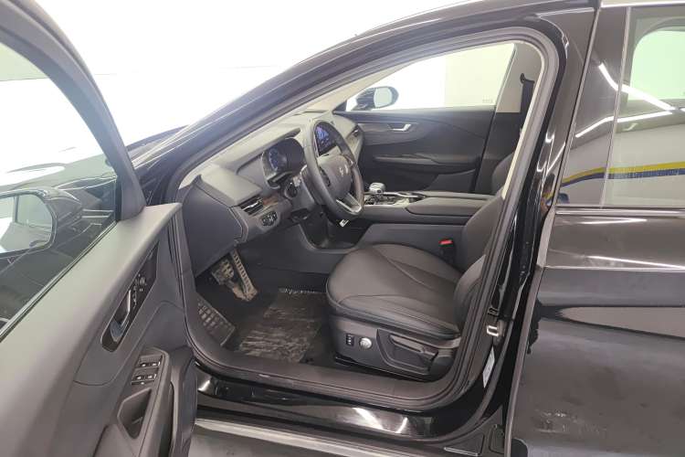 Used Hongqi E-QM5 2023 Base Travel Edition
