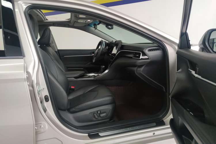 Used Toyota Camry 2021 2.0G Luxury Edition
