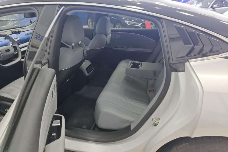 Used  E8 2024 550 km Range Rear-Wheel-Drive PRO
