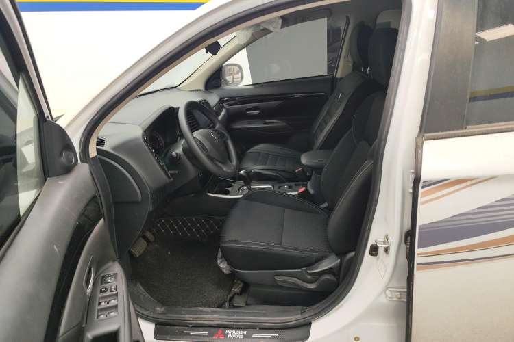 Used Mitsubishi Outlander 2021 Revised Version 2.0L Two-Wheel Drive Comfort Edition 5 Seats
