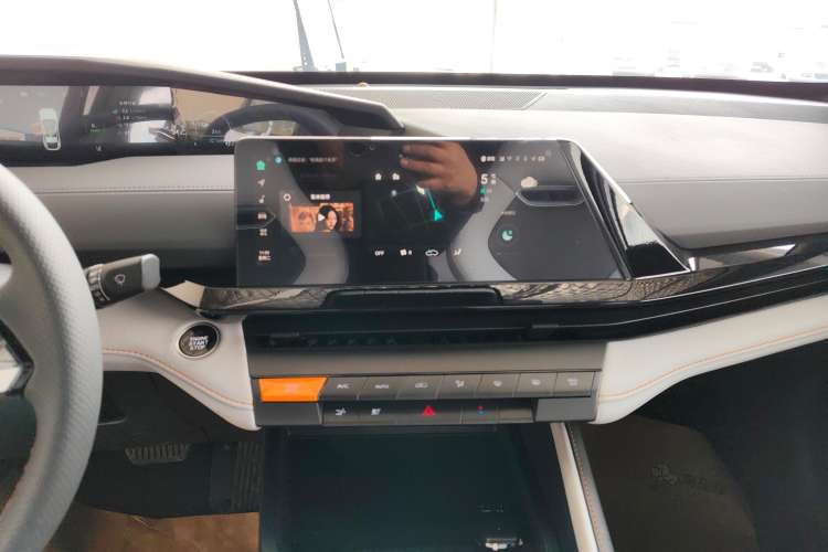 Used Changan UNI-V iDD 2024 Blue Whale Smart Electric iDD 136km ZhiKu Model
