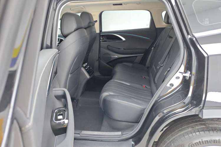 Used  Lingyun 2024 300T Two-Wheel Drive Starlight Edition
